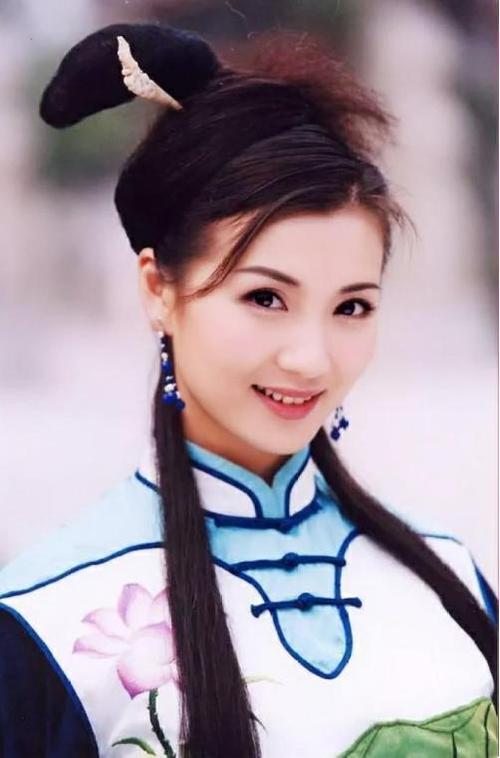 王灏儿：从经典歌曲到独立人生，网友热议她的蜕变之路
