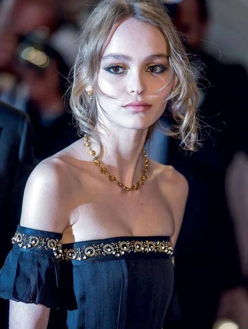 德普女儿莉莉-罗丝全裸戏爆红,诺斯费拉图票房口碑两极 德普女儿莉莉-罗丝全裸戏爆红,诺斯费拉图票房口碑两极
