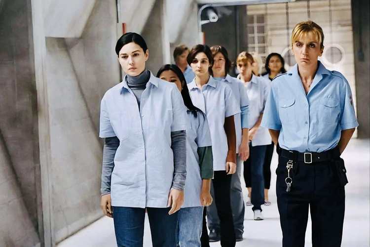 女特工回家乡发现活父，两代间谍联手破案！