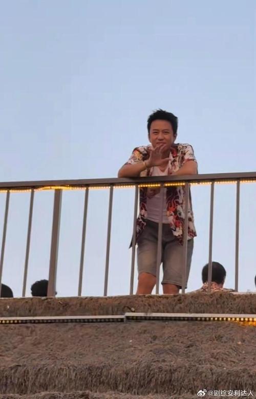 邓超南昌街头吃串帮奶奶拍照，接地气暖人心
