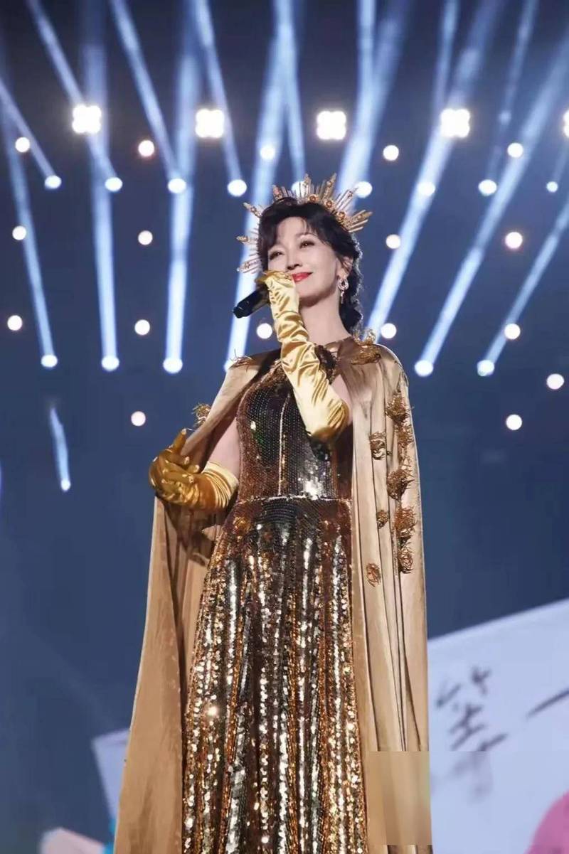 赵雅芝惊艳亮相,七旬传奇再燃舞台风采 赵雅芝惊艳亮相,七旬传奇再燃舞台风采