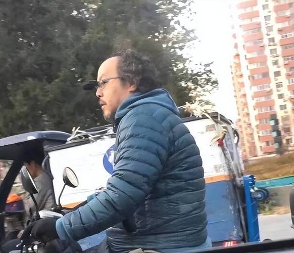 窦唯胡子拉碴剃光头，活成自己想要的样子