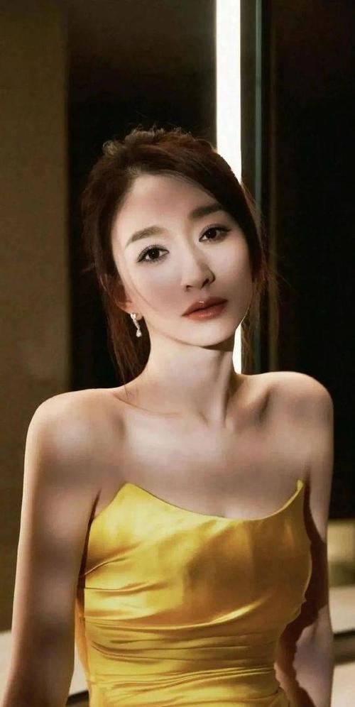 2025蛇年综艺风波:李小冉争议背后的明星真我 2025蛇年综艺风波:李小冉争议背后的明星真我
