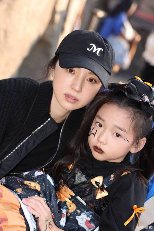 网友机场偶遇董璇女儿,小酒窝爱白鹿成粉丝,甜笑可爱! 网友机场偶遇董璇女儿,小酒窝爱白鹿成粉丝,甜笑可爱!