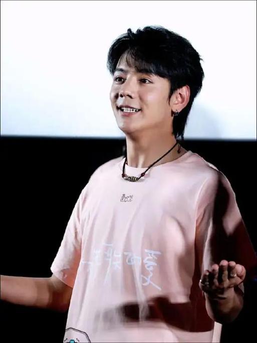 丁真综艺被吐槽？回乡获热捧，纯真笑容是关键