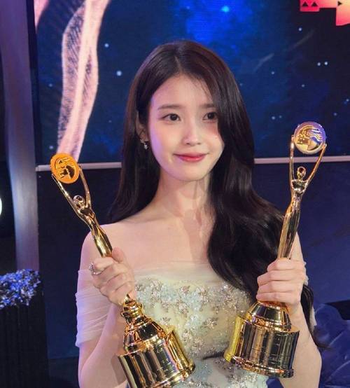 IU首获青龙视后，演技获赞！