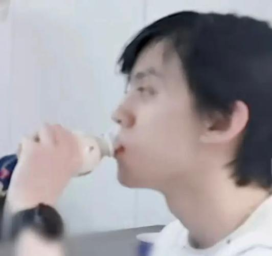 练习生竖中指引争议,网友看法不一 练习生竖中指引争议,网友看法不一