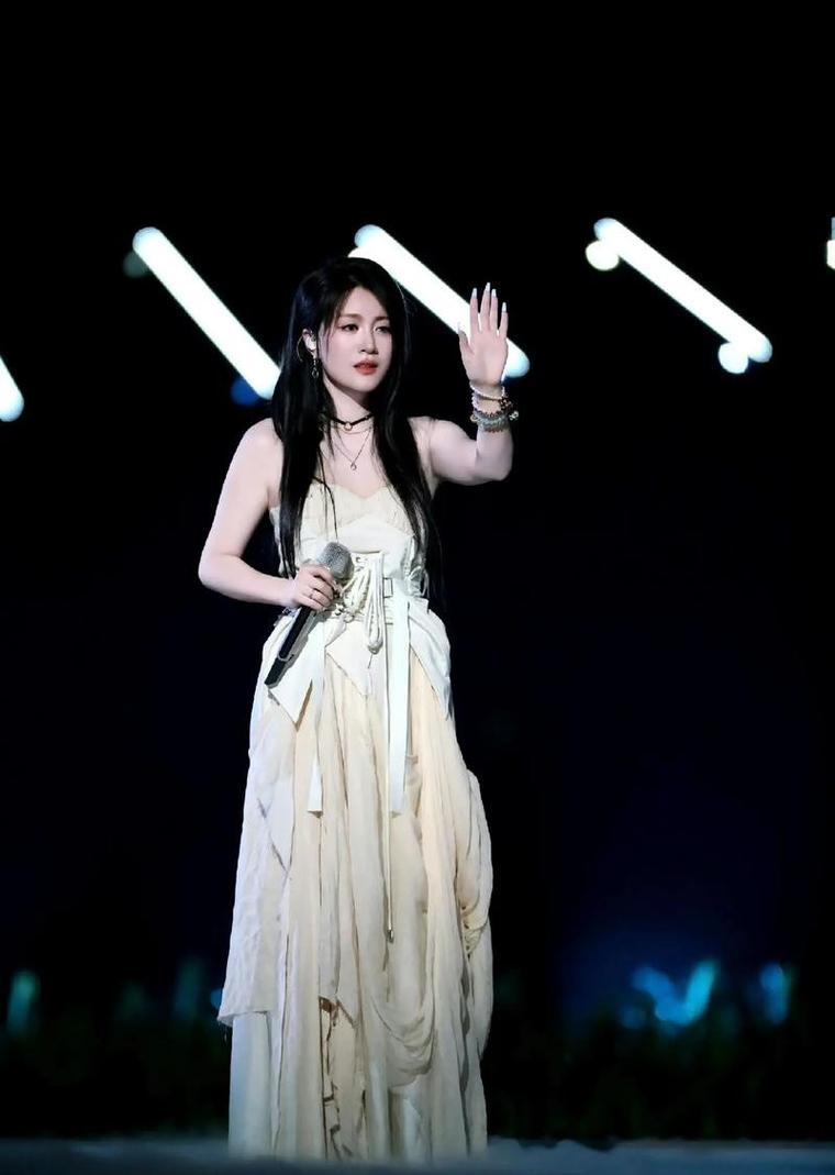 李嘉格官宣离婚，歌手与爱奇艺高管结束婚姻