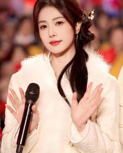 春晚惊艳!六美演绎蛇年春意红包,白鹿惊艳全场 春晚惊艳!六美演绎蛇年春意红包,白鹿惊艳全场