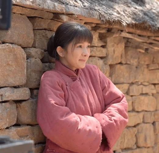 央妈推剧给力，《生万物》收视破2，年代戏值得看！