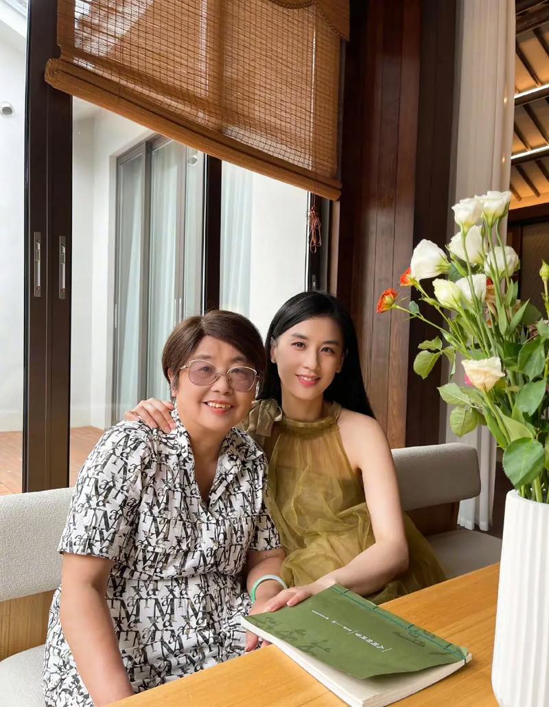 黄圣依42岁与母同框,《女儿是妈妈》录节目,母女温馨感人 黄圣依42岁与母同框,《女儿是妈妈》录节目,母女温馨感人