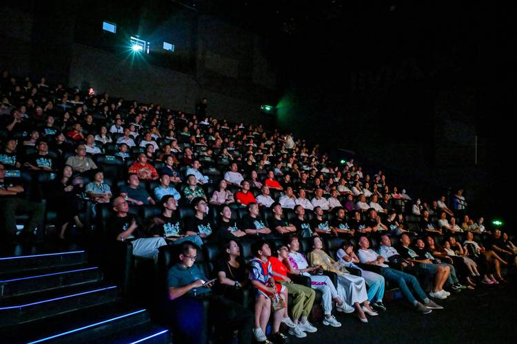 深圳本土电影《小鸽子的家》首映成功,即将全国公映 深圳本土电影《小鸽子的家》首映成功,即将全国公映