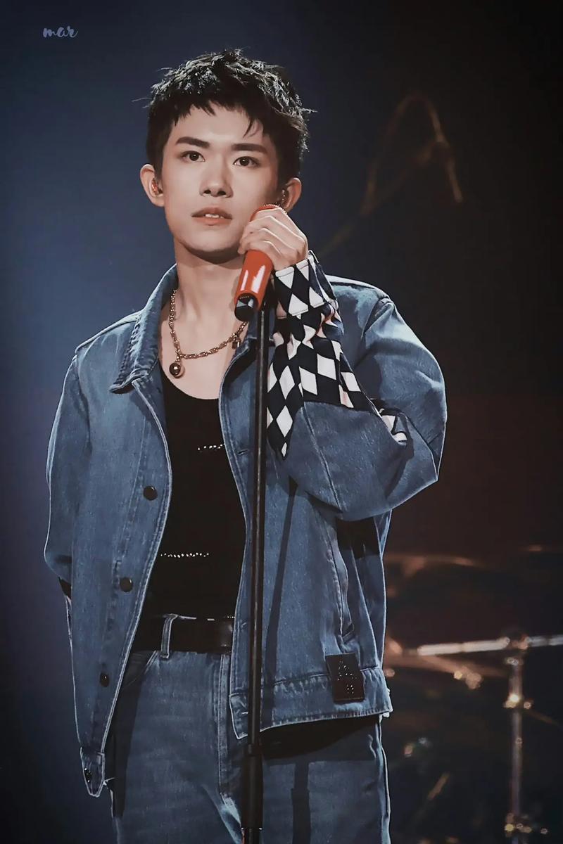 易烊千玺病倒取消演出 粉丝心疼他太拼 易烊千玺病倒取消演出 粉丝心疼他太拼