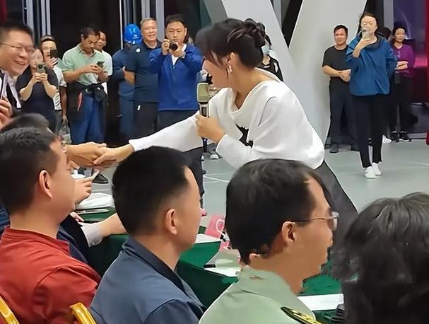 陕西卫视春晚邀争议明星引热议：观众权益与节目定位之争