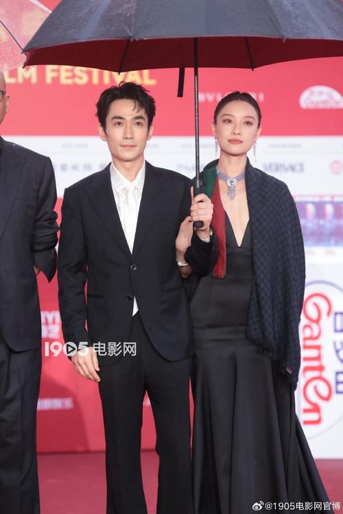倪妮朱一龙吴磊亮相《东极岛》首映礼，穿得低调戴金饰