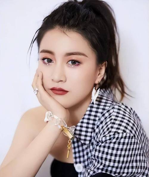 李嘉格:好声音女神转型总裁妻子,事业爱情双丰收 李嘉格:好声音女神转型总裁妻子,事业爱情双丰收