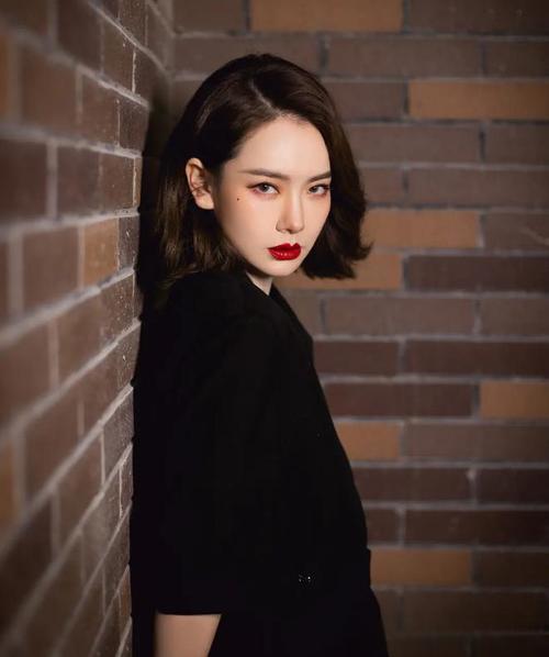 戚薇颜值争议引热议:二十年星途进化史与真女王态度 戚薇颜值争议引热议:二十年星途进化史与真女王态度