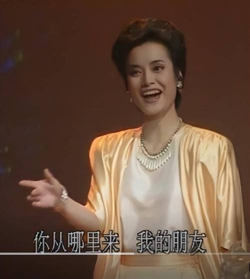 阿敏演出后心系旧爱,与老板赴宴后匆忙赴约 阿敏演出后心系旧爱,与老板赴宴后匆忙赴约