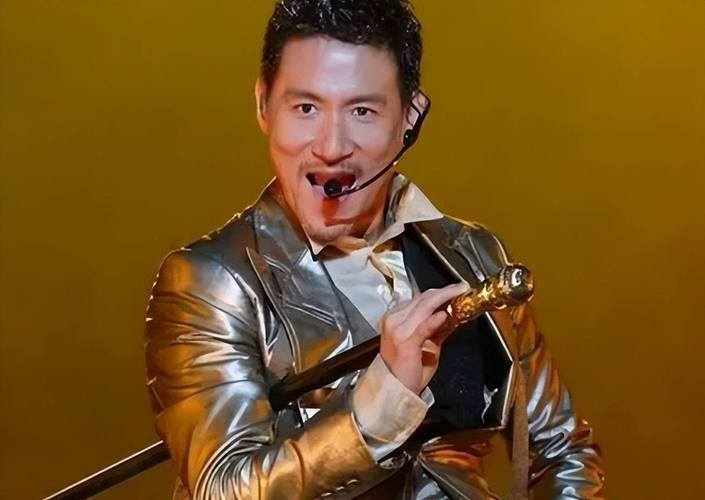 张学友广州演唱会回应欠债传闻,乐坛常青树传奇人生 张学友广州演唱会回应欠债传闻,乐坛常青树传奇人生