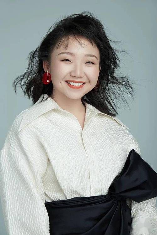 辣目洋子惊艳表现引热议,喜剧天赋展露无遗 辣目洋子惊艳表现引热议,喜剧天赋展露无遗