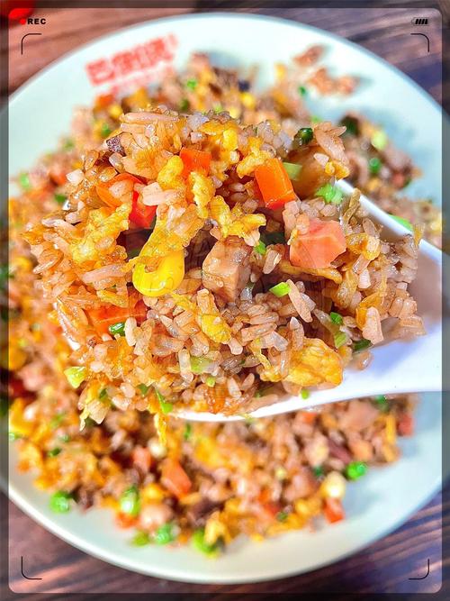 岳岳淘汰炒饭师傅引热议，标准专业获支持