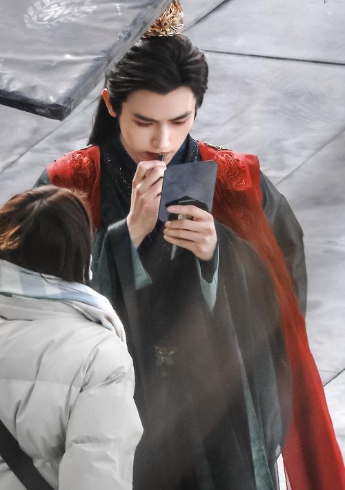 陈飞宇新剧《献鱼》疯批师祖上线，咸鱼少女戳中打工心
