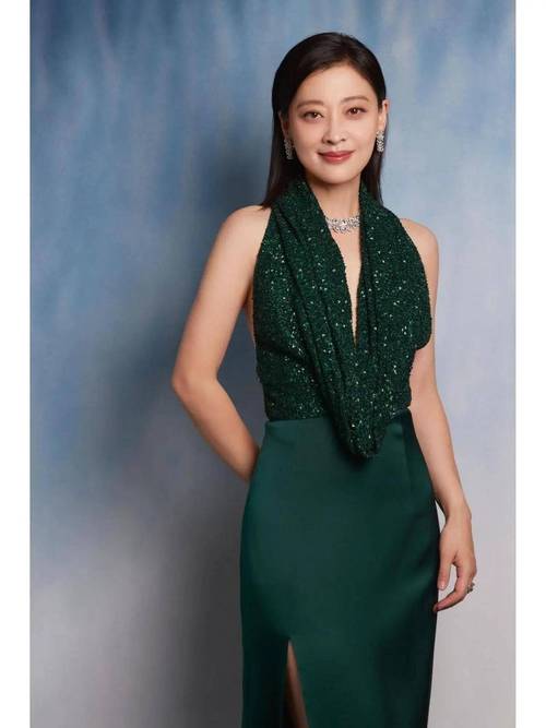 49岁梅婷封面写真,家庭爱意与谣言真相 49岁梅婷封面写真,家庭爱意与谣言真相