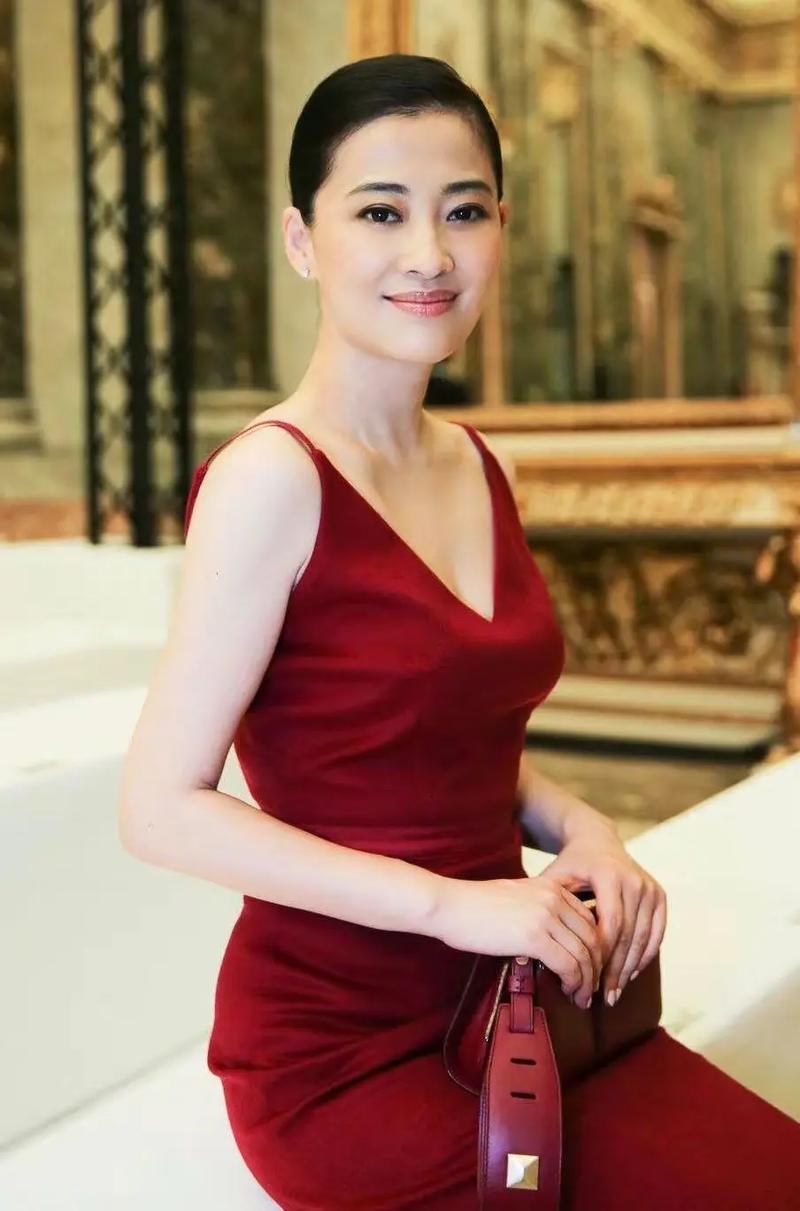 49岁梅婷封面写真,家庭爱意与谣言真相 49岁梅婷封面写真,家庭爱意与谣言真相