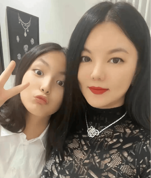 李湘带女儿探班歌手，王诗龄可爱获赞