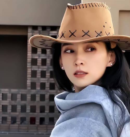 汪峰否认恋情传闻，晒女友照力证感情稳固