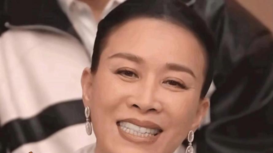 那英《花儿与少年》真实接地气,吃相被嘲但人气不减 那英《花儿与少年》真实接地气,吃相被嘲但人气不减