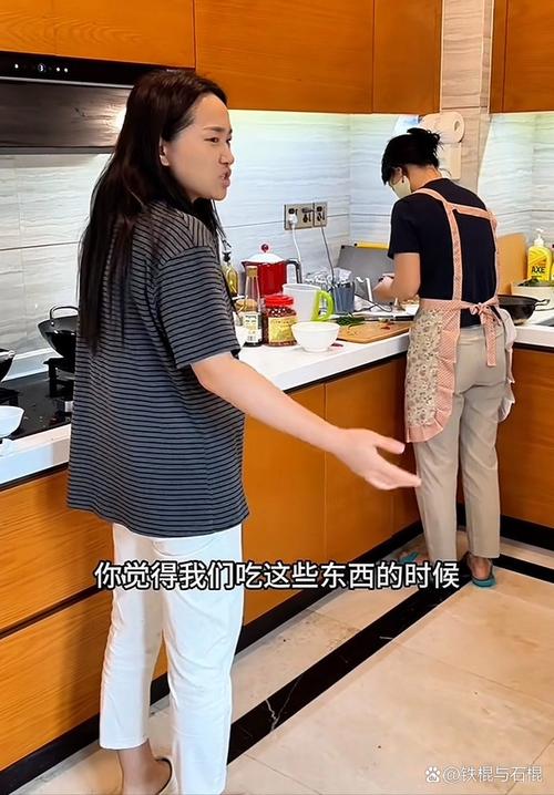 小凤对阿姨偏心，纵容懒人红姐