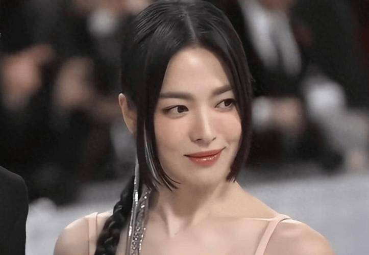 宋慧乔全余赟YouTube互动:女神笑料频出,姐妹情谊升温! 宋慧乔全余赟YouTube互动:女神笑料频出,姐妹情谊升温!