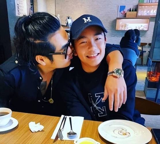 曹格儿子Joe庆恋爱3月，合照甜翻网友