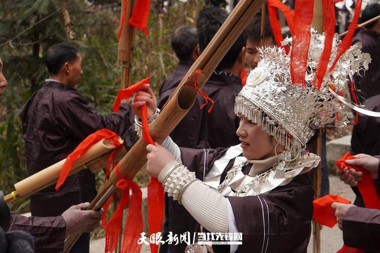 马子帮抢绣绣，村民指责受害有罪