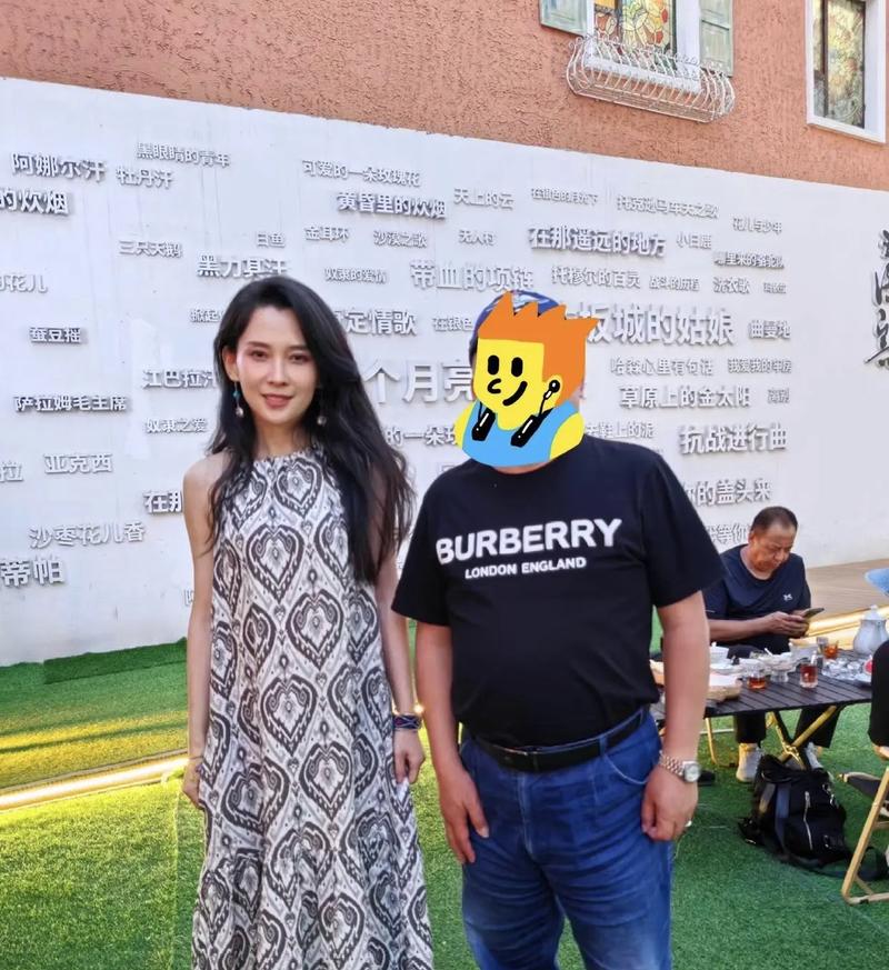汪峰否认恋情传闻，晒女友照力证感情稳固