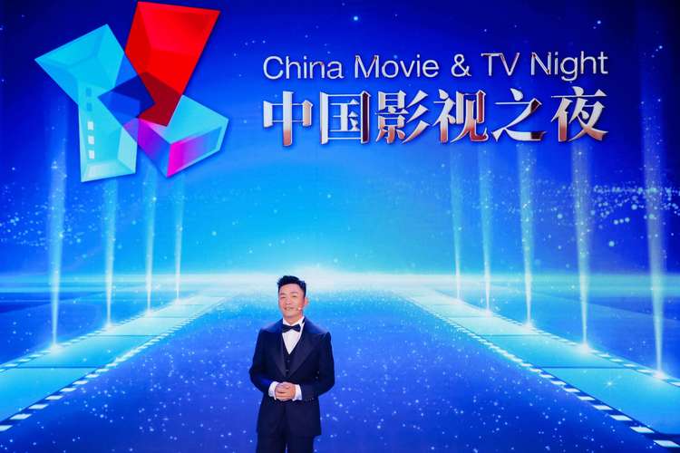 今年电影票房破300亿，导演之夜庆祝中国电影棒！