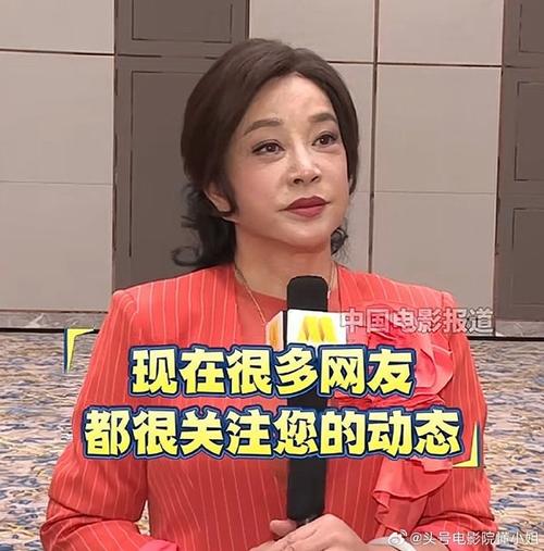74岁刘晓庆综艺展活力，健康心态成观众偶像