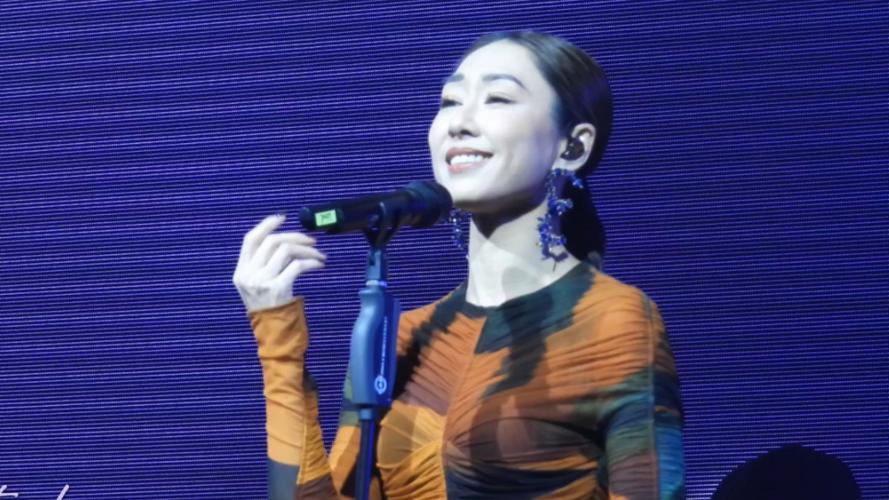胡定欣佛山演唱会座无虚席,非专业歌手引发热议! 胡定欣佛山演唱会座无虚席,非专业歌手引发热议!