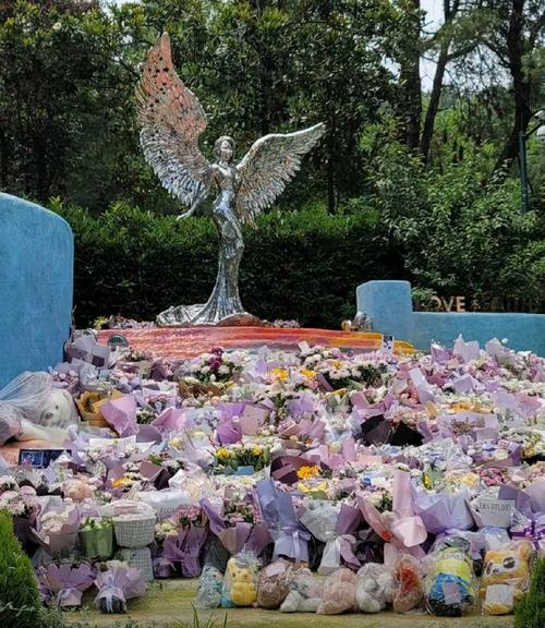 李玟50岁生日：台湾雕像揭幕，遗作引发热议