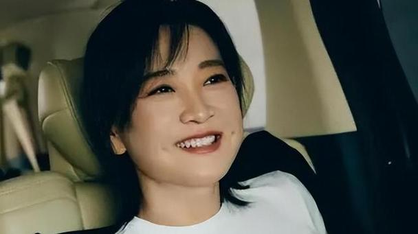 贾玲：票房女王贾玲的坚韧与电影梦
