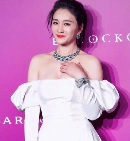 国色芳华:杨紫演绎职场女性自强,助力菏泽牡丹热销 国色芳华:杨紫演绎职场女性自强,助力菏泽牡丹热销