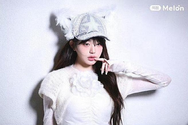 张元英与Dex跨龄对话：展现成熟魅力引热议